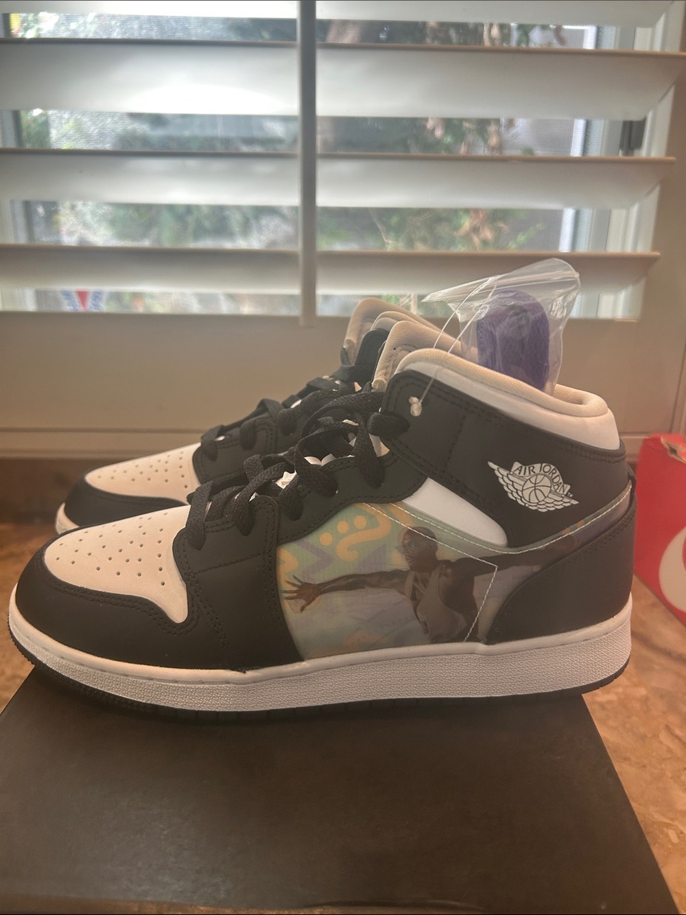 Brand New in box never worn Nike Air Jordan 1 Mid GS size 7 Youth = women 8.5 - Picture 4 of 12